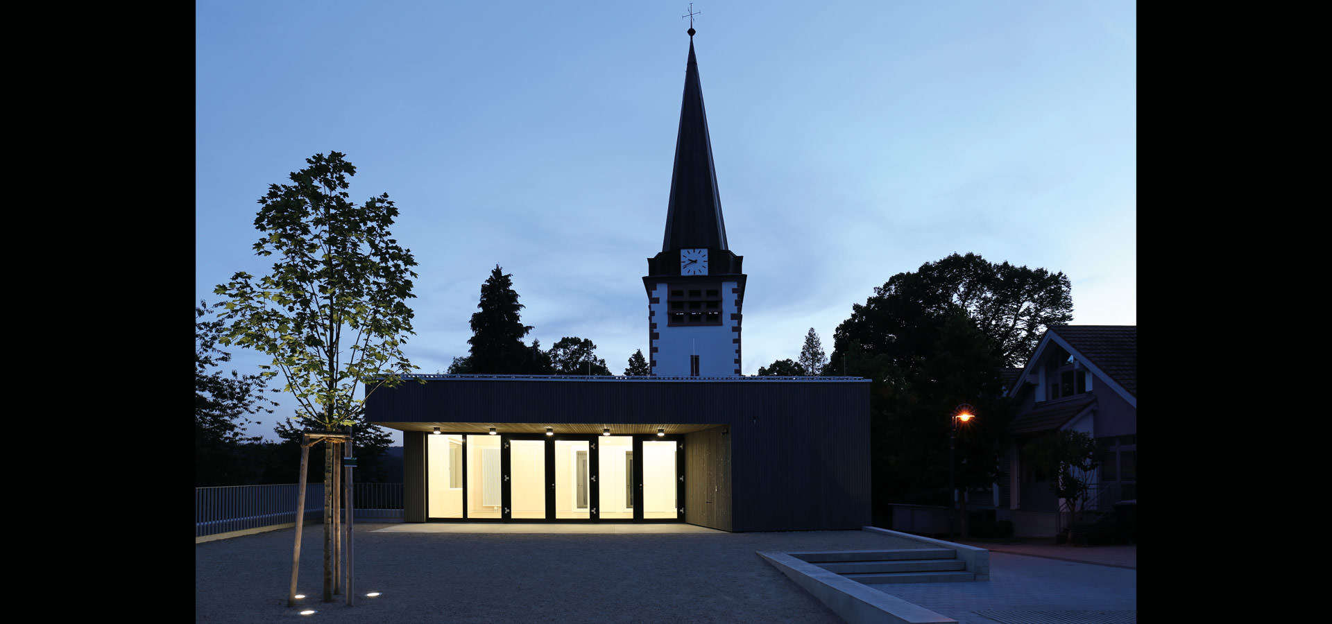Architekturbeleuchtung Gemeindehaus Huchenfeld Beleuchtung bei Nacht Luxsystem