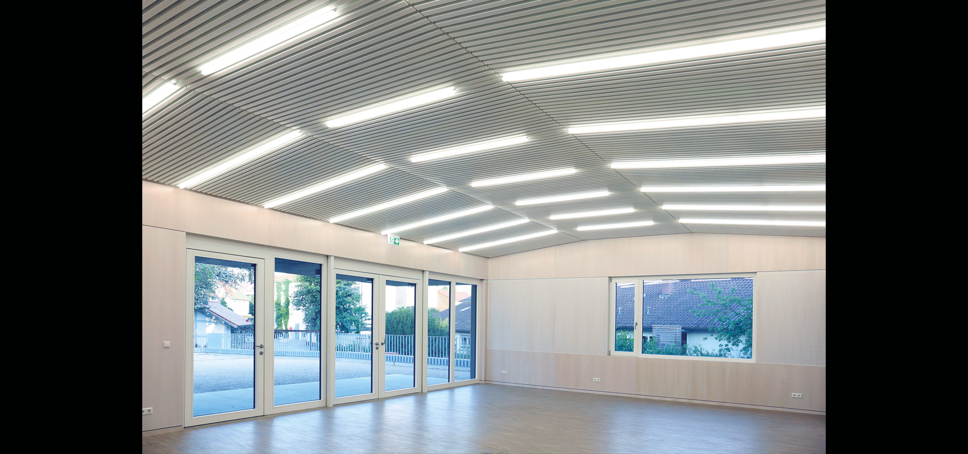 Architekturbeleuchtung Gemeinesaal Gemeindehaus Lichtline 20.2 Luxsystem
