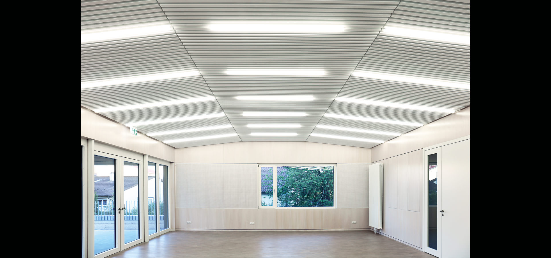 LED Beleuchtung öffentlicher Raum Gemeindehaus Lichtlinie von Luxsystem