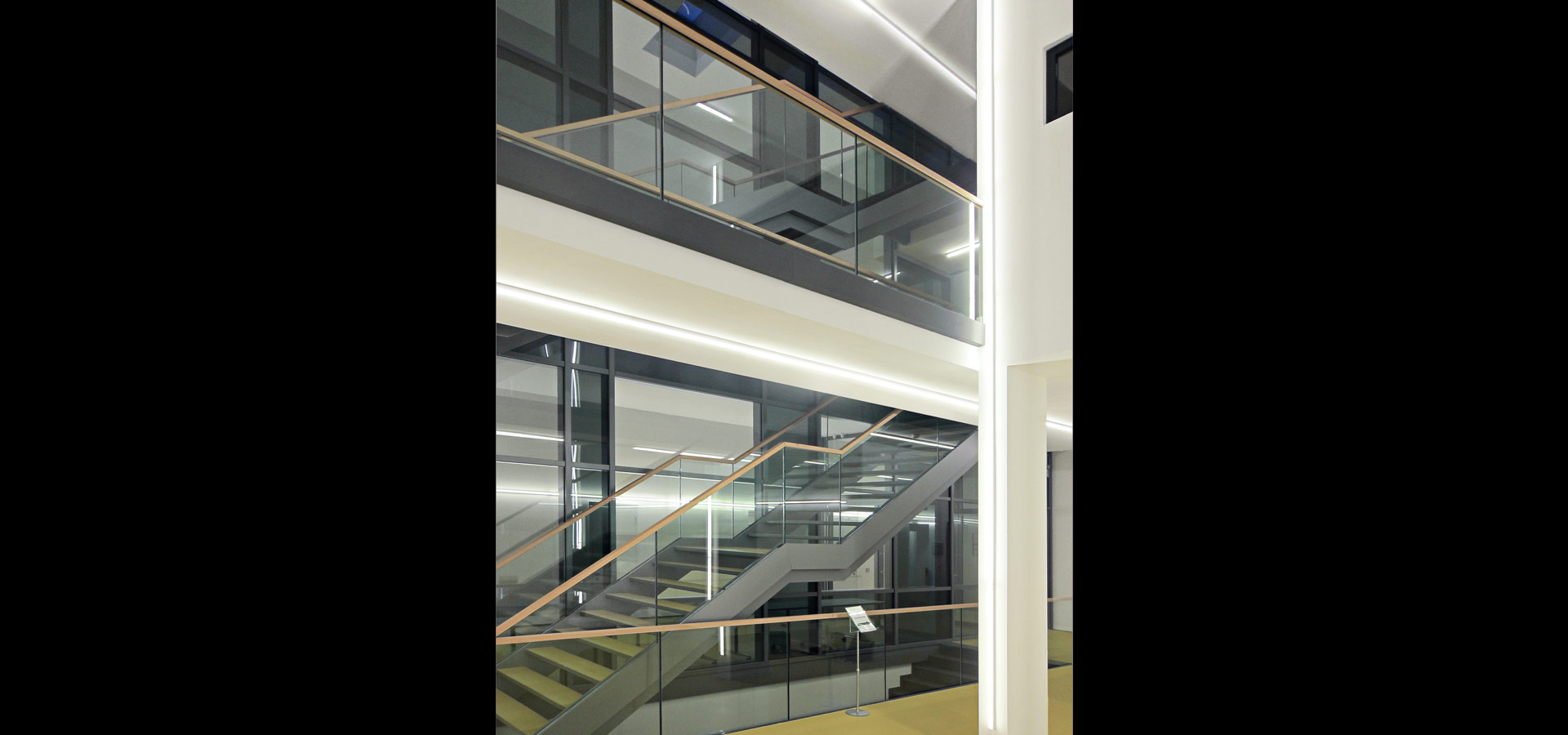 Luxsystem Lichtlinie mit Notbeleuchtung Treppenhaus Beleuchtung