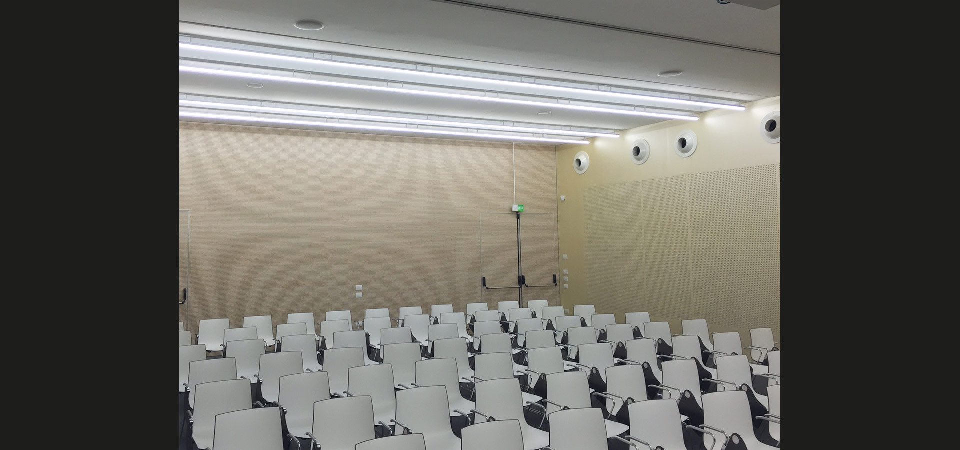 Beleuchtung Hörsaal LED Leuchten Luxsystem