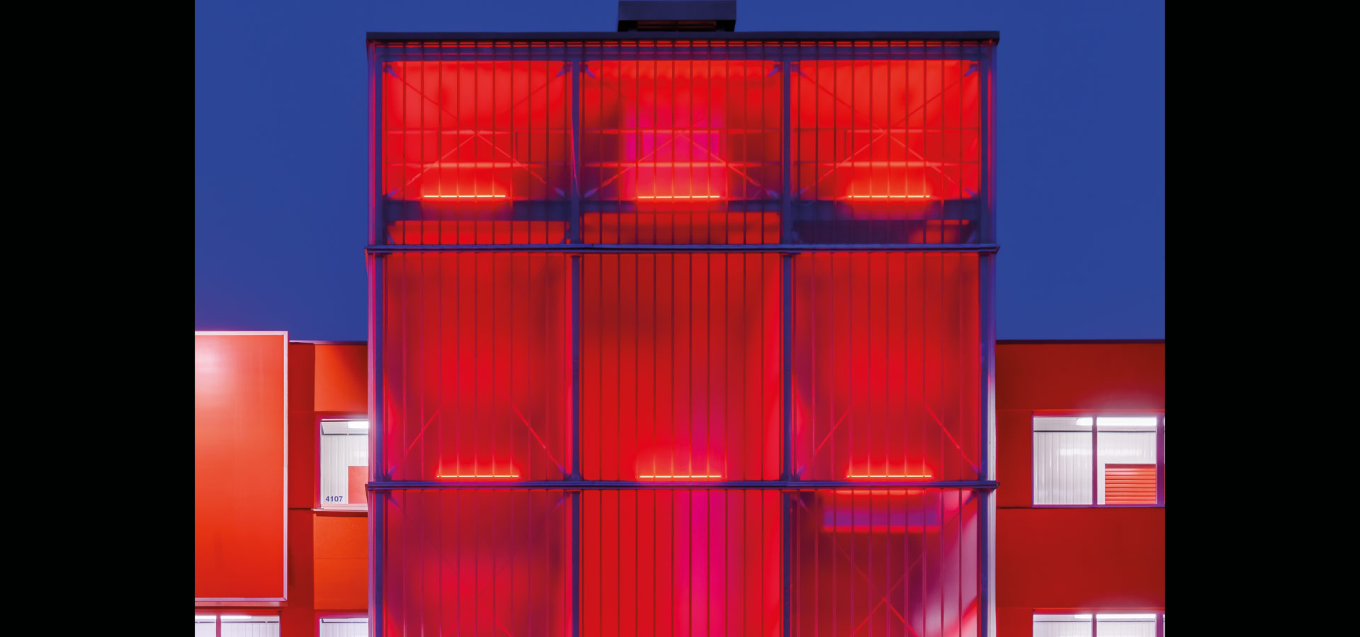 Fassadenbeleuchtung Shurgard Lichtleiste LED Leuchten Luxsystem