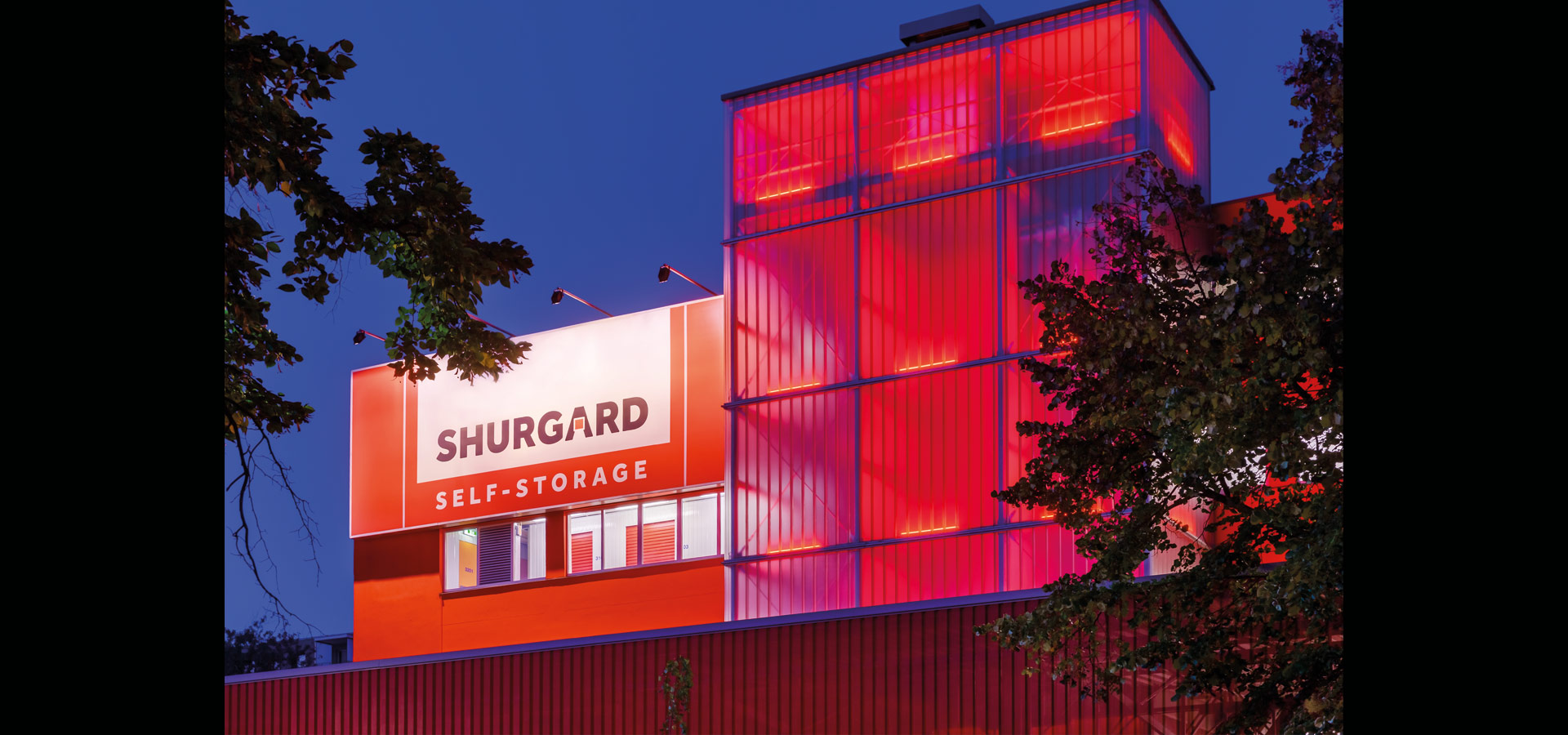 Luxsystem shurgard led luminaire facade lighting led light lines RGB 20.2