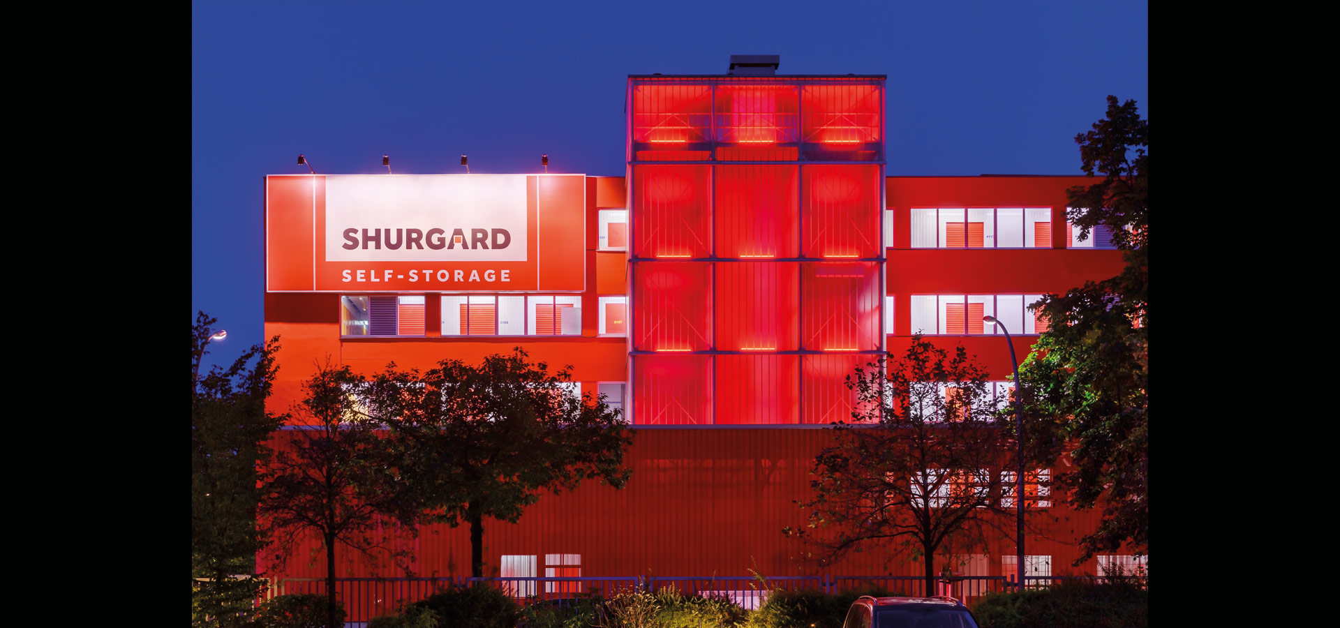 Luxsystem shurgard warehouse facade lighting led light lines RGB 20.2