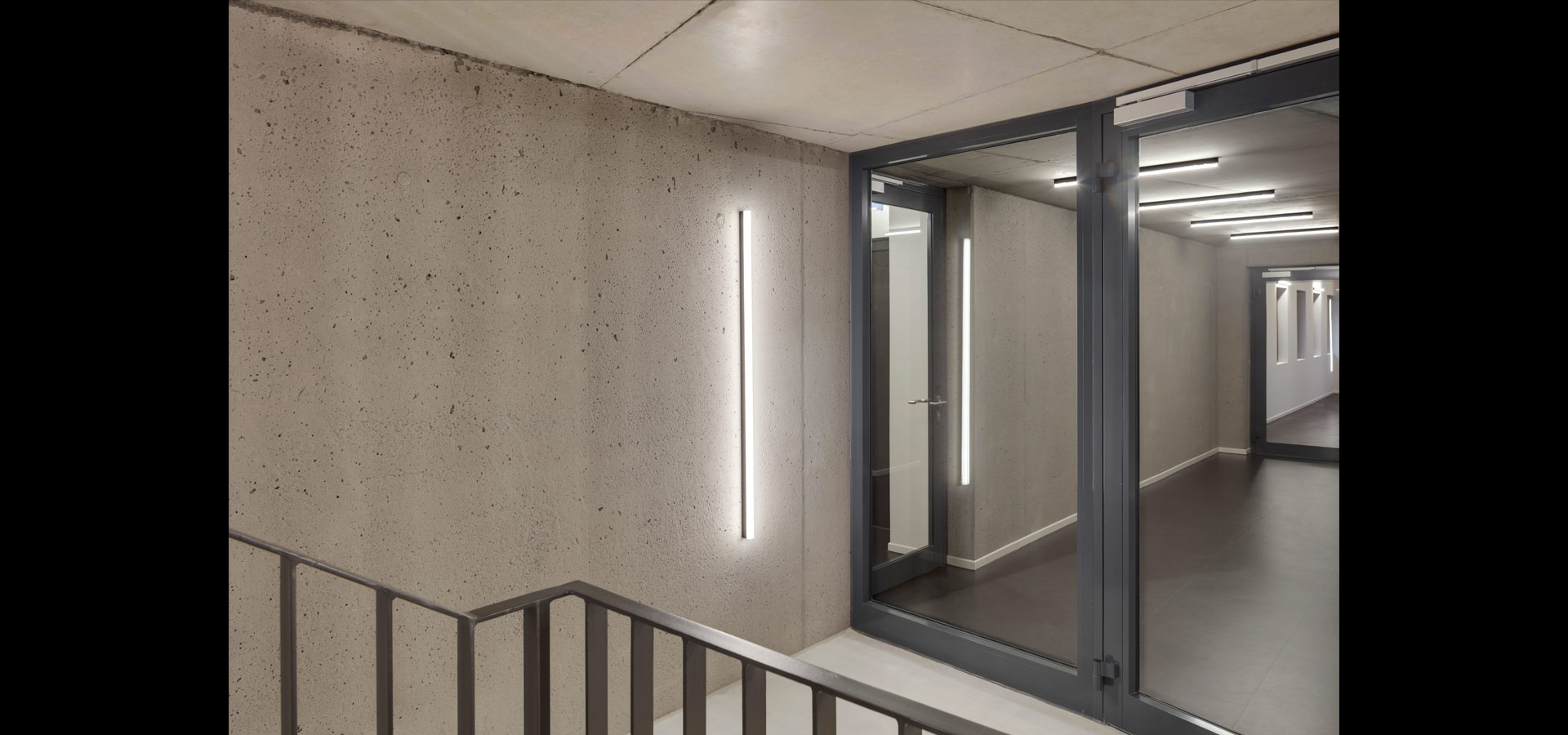 Architekturbeleuchtung im Treppenhaus Luxsystem Lichtlinie 20.3 LED
