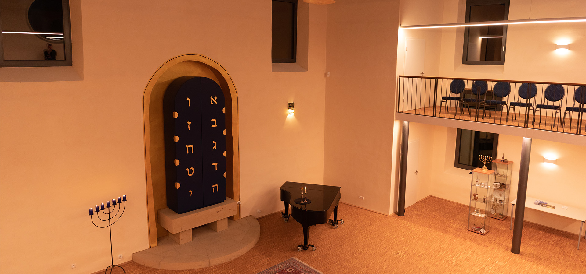 Beleuchtung Innenraum Synagoge Felsberg LED Pendelleuchten Luxsystem HADLER