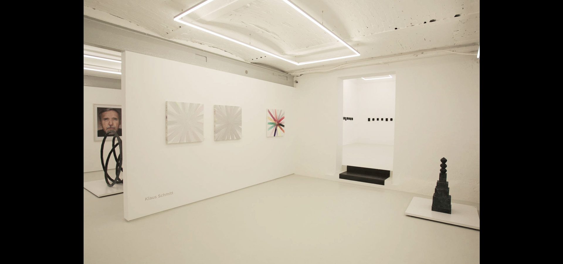Luxsystem Ausstellungsbeleuchtung Werkhallen Lichtband als Viereck