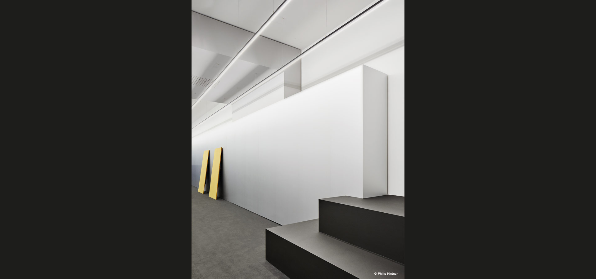 Linienförmige lineare Ladenbeleuchtung für Hugo Boss Berlin mit Led Leuchte 20.3 von Luxsystem